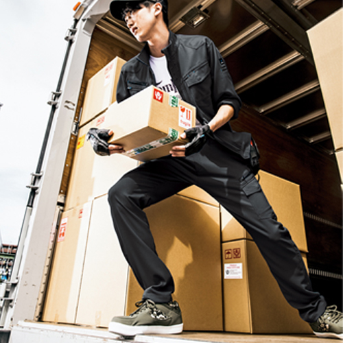 ストレッチ素材の春夏用カーゴパンツ